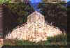 Jeden z masywnych naro�nik�w cmentarza. Z tego naro�nika roztacza si� najlepsza panorama Gorlic. Lato/jesie� 2002.