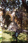 Widok krzy�a-pomnika od strony pola grobowego. Jesie� 2001 r.