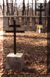 Jeden z a�urowych krzy�y �eliwnych stanowi obecnie pomnik cmentarza. Jesie� 2000 r.