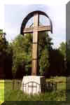 Krzy� - pomnik cmentarza. 2002 r.