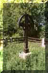 Nowy krzy� na cmentarzu. Lato 2002.