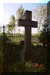 Betonowy krzy� - pomnik cmentarza. Wiosna 2002.