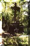 Drogi pomnik cmentarza - na dole wstawiono "rosyjskie" nagrobki. Lato 2002.