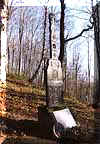 Wsp�czesny pomnik ufundowany przez W�gr�w upamietniaj�cy miedzy innymi wykonany przez nich cz�ciowy remont. Jesie� 2002.