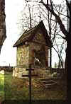 Kapliczka - jeden z dwu pomnik�w tego cmentarza. Jesie� 2002.